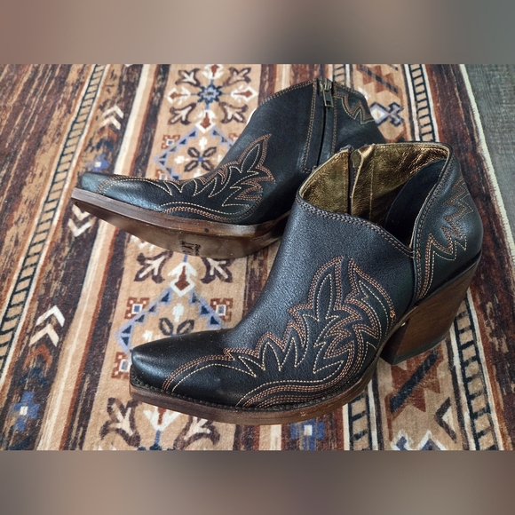 Ariat Jolene Black and Brown Ankle Boots NWT 8.5 - Picture 3 of 6